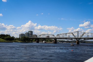 Ottawa Nehri 'ni kaplayan tarihi Alexandra Köprüsü manzaralı.