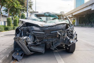 Yoldaki araba kazası, şehirdeki çarpışmadan sonra hasar gören otomobiller.