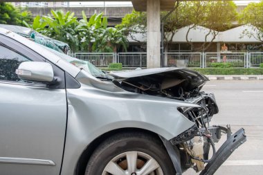 Yoldaki araba kazası, şehirdeki çarpışmadan sonra hasar gören otomobiller.