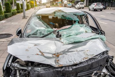 Yoldaki araba kazası, şehirdeki çarpışmadan sonra hasar gören otomobiller.