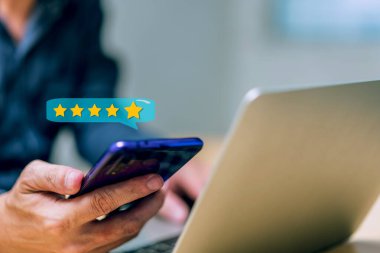 Geri bildirim memnuniyet servisi, müşteri hizmetleri deneyimi ve iş memnuniyeti anketi için beş yıldızlı bir simge ile akıllı telefon kullanarak kapatma adam eli, olumlu geri bildirim