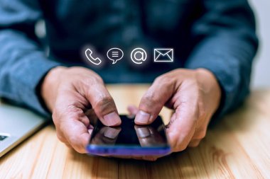 Yardım hattı, Müşteri Destek Hattı Bizimle bağlantıya geçin. Akıllı Telefon kullanan işadamı e- posta, telefon, adres, sohbet mesajı simgeleri