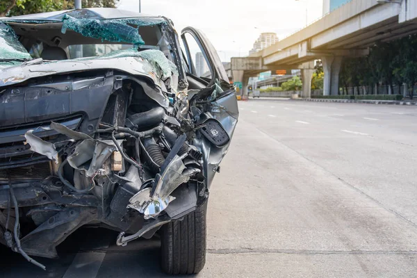 Yoldaki araba kazası, şehirdeki çarpışmadan sonra hasar gören otomobiller.