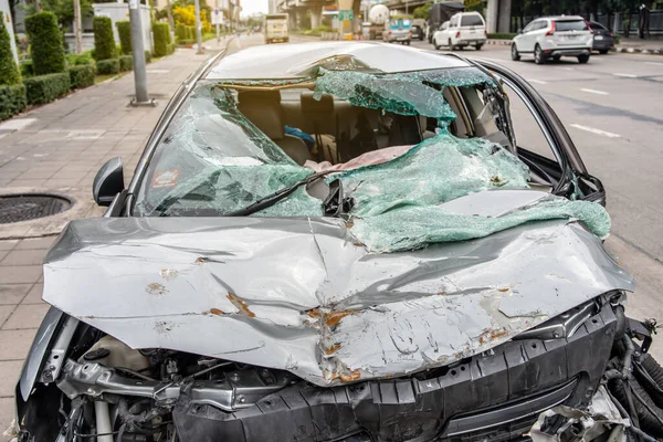 Wypadek Samochodowy Drodze Uszkodzone Samochody Zderzeniu Mieście — Zdjęcie stockowe