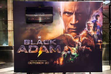 Bangkok, Tayland - 15 Ekim 2022: Black Adam adında bir filmin güzel Standee 'si DC Comics' in filmi uyarlanan ve filmin tanıtımı için sinemada sergilenen Amerikan süper kahraman filmi.