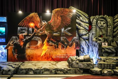 Bangkok, Tayland - 15 Ekim 2022: Black Adam adında bir filmin güzel Standee 'si DC Comics' in filmi uyarlanan ve filmin tanıtımı için sinemada sergilenen Amerikan süper kahraman filmi.