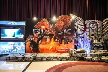 Bangkok, Tayland - 15 Ekim 2022: Black Adam adında bir filmin güzel Standee 'si DC Comics' in filmi uyarlanan ve filmin tanıtımı için sinemada sergilenen Amerikan süper kahraman filmi.