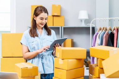 Genç bayan girişimci müşterilerden sipariş almış ve satmış, kutusundan memnun olan kadın paket teslimatını sme tedarik zinciri, tedarik, her şeyi satın alma, çevrimiçi ekolojik konsept ile hazırlıyor..