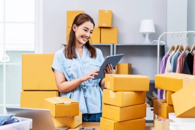 Genç bayan girişimci müşterilerden sipariş almış ve satmış, kutusundan memnun olan kadın paket teslimatını sme tedarik zinciri, tedarik, her şeyi satın alma, çevrimiçi ekolojik konsept ile hazırlıyor..