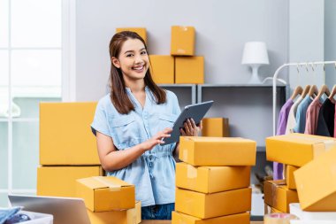 Genç bayan girişimci müşterilerden sipariş almış ve satmış, kutusundan memnun olan kadın paket teslimatını sme tedarik zinciri, tedarik, her şeyi satın alma, çevrimiçi ekolojik konsept ile hazırlıyor..