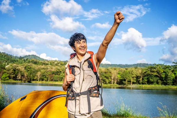 Молодые Азиатские Привлекательные Туристы Поднимают Кулак Над Головой Наслаждаясь Природой — стоковое фото