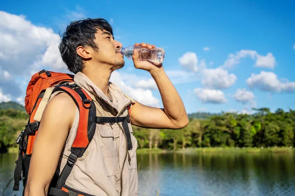 Молодой Азиат Турист Путешествует Лесу Мужчина Путешественник Держит Бутылку Воды — стоковое фото
