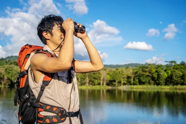 Jovem Homem Viagem Relaxar Desfrutar Floresta Olhando Para Fora Através — Fotografia de Stock