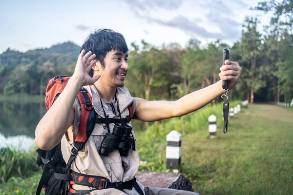 Молодой Азиатский Привлекательный Турист Мужчина Держит Мобильный Телефон Делает Селфи — стоковое фото