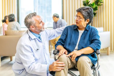 Profesyonel doktor sohbeti ve hastanede tekerlekli sandalyede oturan yaşlı kadın eli için teşvik, Bakıcı, evde tıbbi bakımda gülümseyen yaşlı büyükanneme yardım eder.