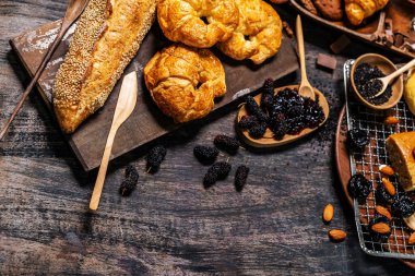 Ekmek ve somun ekmeği, ekmek ve fırın manzarası. Koyu arkaplanda, üzerinde fotokopi alanı olan tahta çubuklar.