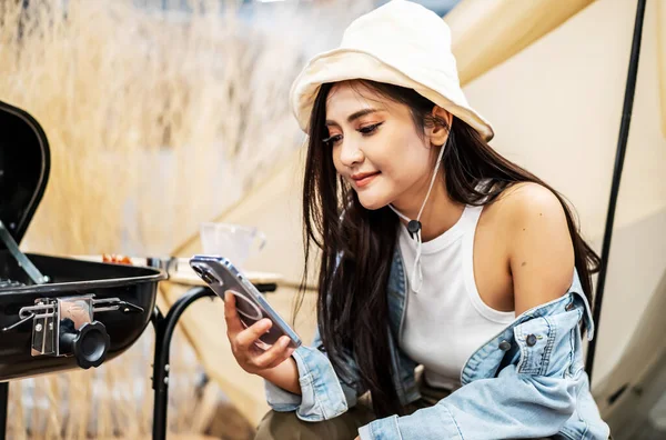 Азиатская Женщина Использует Мобильный Телефон Подключением Интернету Палатке Время Кемпинга — стоковое фото