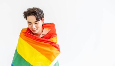 Fotoğraf makinesinin önünde gülümseyen transseksüel ya da eşcinsel bir adamın portresi beyaz arka planda fotokopi çekilen lgbt bayrağıyla korunuyor. Insanlar yaşam tarzı lgbtq konsepti