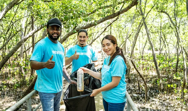 Три Волонтера Рабочем Комбинезоне Собирают Мусор Лесу Пластиковом Пакете Крупный — стоковое фото