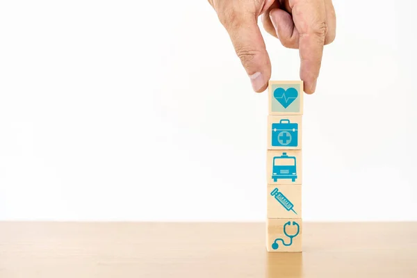 Holzblockstapeln Von Hand Mit Der Medizinischen Ikone Für Gesundheits Und — Stockfoto