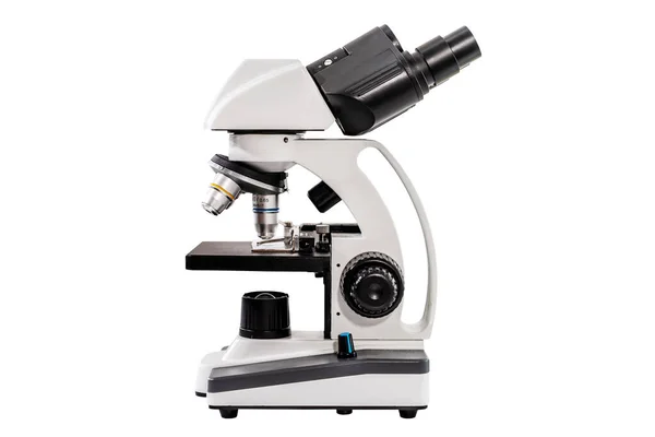 白地に隔離された研究室研究用顕微鏡の側面図 生物学 化学の拡大項目 医学研究 焦点を合わせるための白と黒の楽器 マクロレンズ ストックフォト
