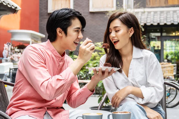 Junge Asiatische Mann Fütterung Glücklich Freundin Mit Leckeren Schokoladenkuchen Sitzt — Stockfoto