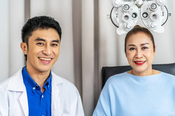Mladý Asijský Muž Oftalmolog Dělá Oční Testy Starší Ženy Oftalmologických — Stock fotografie