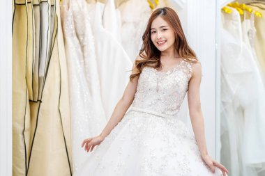 Güzel Asyalı gelinin portresi mutlu, düğün gününde poz veren kadın, kutlamanın tadını çıkaran, düğün temalı mutlu kadın.