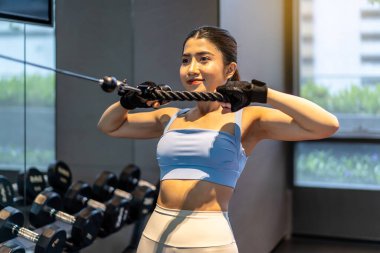 Fitness egzersizleri yapan Asyalı kadınlar, kas ve kuvveti güçlendirmek için egzersizler, vücut yağı yakma, egzersiz öncesi ısınma, sağlık hizmetleri kadınları kavramı.