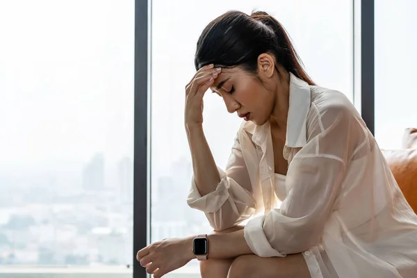 Triste Jovem Asiático Mulher Sentar Sozinho Sentir Deprimido Solitário Perturbada — Fotografia de Stock