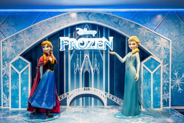 BANGKOK, THAILAND - 25 Mart 2023: Disney Animasyon 'dan Prens Anna ve Price Elsa Heykeli 2.
