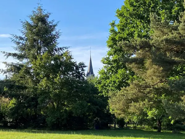 Fransa 'da eski bir kırsal kilise manzarası