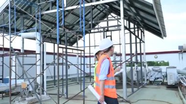 Genç mühendisler çalışıyor. Bir depo inşaatı planı. Deponun inşaat çizimlerine bak..