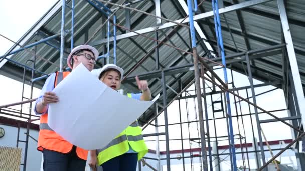 Fiatal Mérnökök Dolgoznak Raktár Építésére Vonatkozó Terv Lásd Tárolólétesítmény Építési — Stock videók