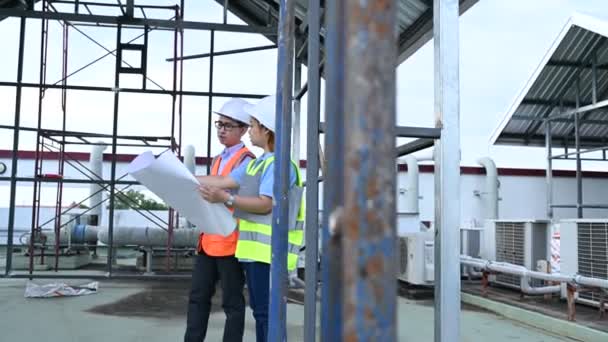 Ingenieros Jóvenes Trabajando Plan Para Construcción Almacén Ver Los Planos — Vídeo de stock