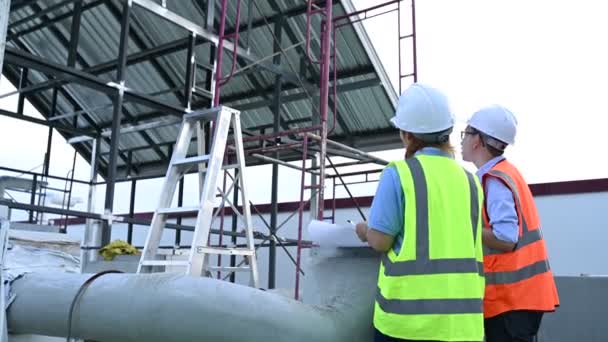 Ingenieros Jóvenes Trabajando Plan Para Construcción Almacén Ver Los Planos — Vídeo de stock