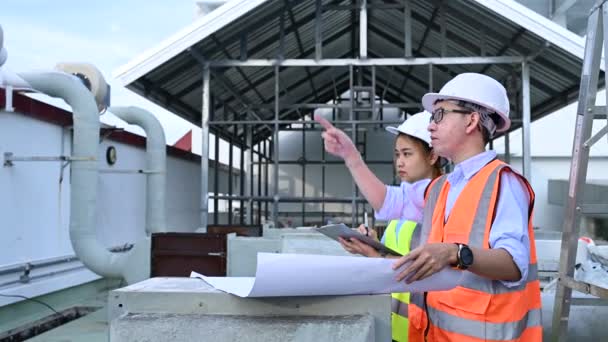 Jeunes Ingénieurs Qui Travaillent Projet Construction Entrepôt Voir Les Plans — Video