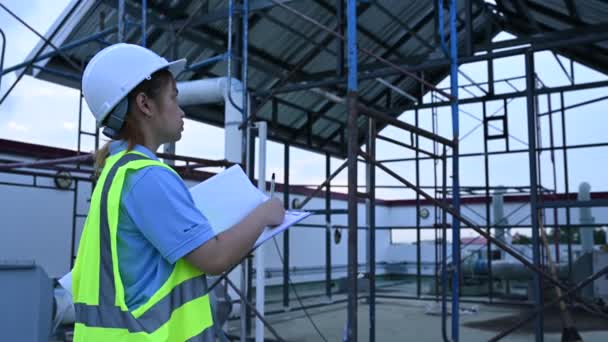 Młody Inżynier Pracuje Plan Budowy Magazynu Patrz Rysunki Konstrukcyjne Instalacji — Wideo stockowe