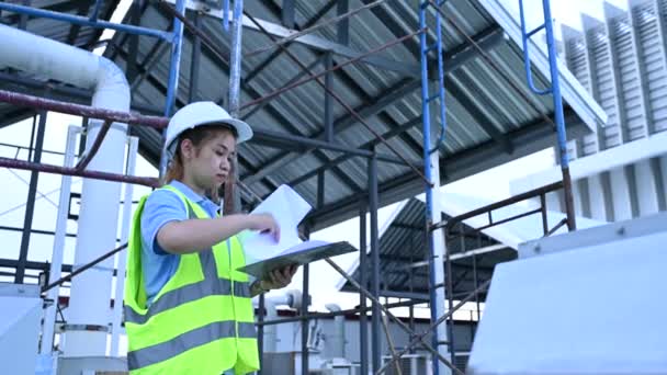 若いエンジニアが働いてる 倉庫の建設計画 保管施設の建設図面をご覧ください — ストック動画