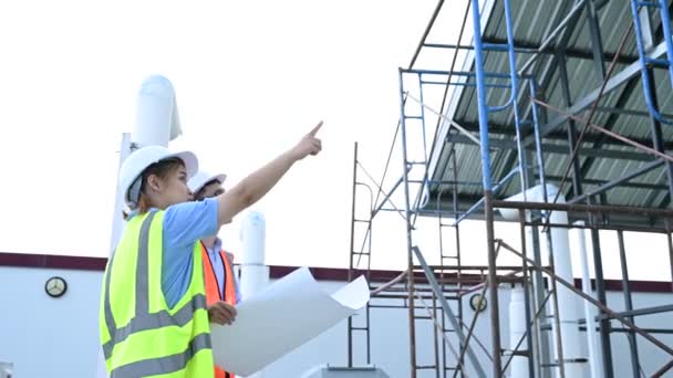 Ingenieros Jóvenes Trabajando Plan Para Construcción Almacén Ver Los Planos — Vídeos de Stock