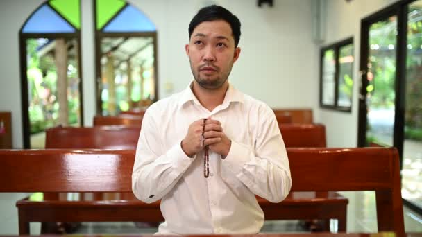 Omul Creștin Care Cere Binecuvântări Dumnezeu Omul Asiatic Care Roagă — Videoclip de stoc