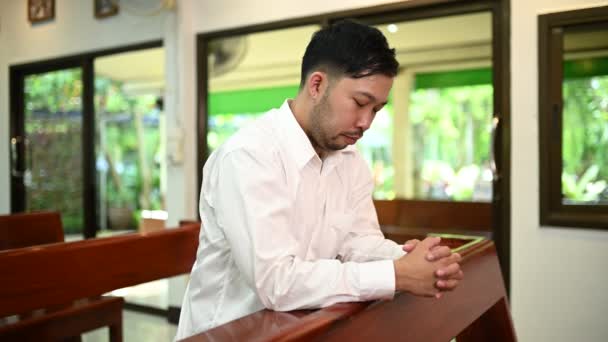 Homem Cristão Pedindo Bênçãos Deus Homem Asiático Orando Jesus Cristo — Vídeo de Stock