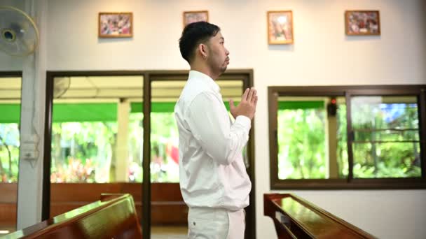 Homem Cristão Pedindo Bênçãos Deus Homem Asiático Orando Jesus Cristo — Vídeo de Stock