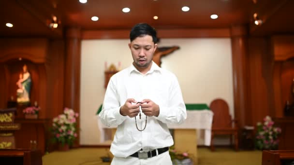 キリスト教徒は神からの祝福を求めています イエス キリストに祈るアジアの男 — ストック動画