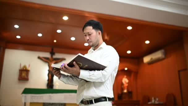 Христианин Просит Благословения Бога Азиат Молится Иисусу Христу — стоковое видео