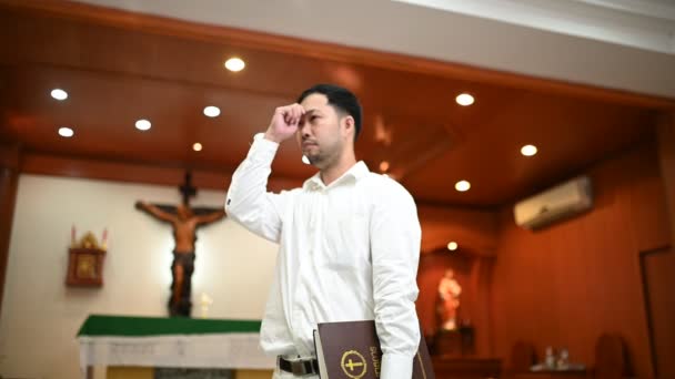 Христианин Просит Благословения Бога Азиат Молится Иисусу Христу — стоковое видео
