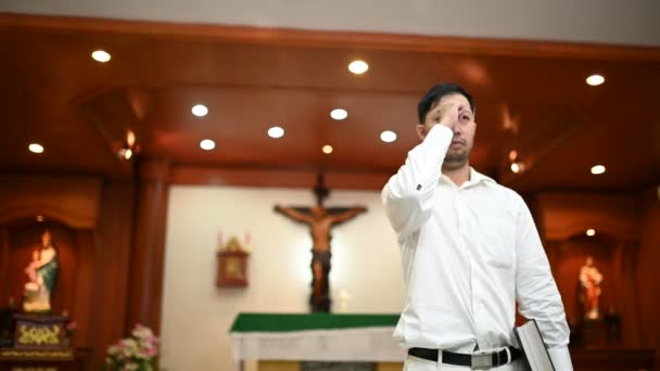 Kristen Man Ber Välsignelser Från Gud Asiatisk Man Ber Till — Stockvideo