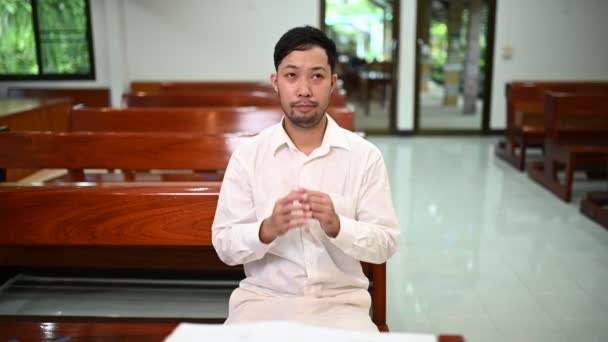 Christelijke Man Vraagt Zegen Van God Aziatische Man Bidt Tot — Stockvideo