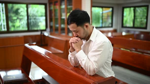 Kristen Man Ber Välsignelser Från Gud Asiatisk Man Ber Till — Stockvideo