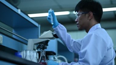 Laboratuvarda antiretroviral ilaçlar, kanda virüs tespiti deneyleri, COVID-19 'a karşı potansiyel ilaç ve aşı üreticileri bulundu.